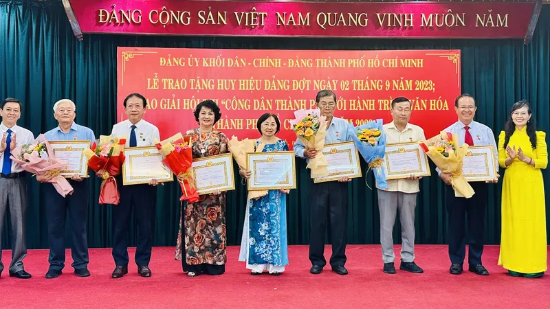 Lãnh đạo TPHCM và Đảng bộ Khối Dân – Chính – Đảng TPHCM trao Huy hiệu Đảng cho các đảng viên