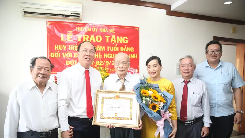 Phó Bí thư Thành ủy TPHCM Nguyễn Hồ Hải đến nhà đảng viên cao tuổi trao Huy hiệu Đảng
