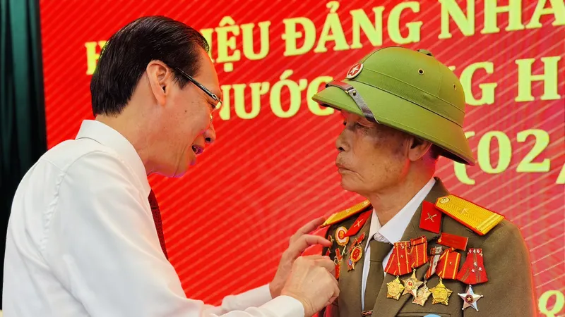Trưởng Ban Nội chính Thành ủy TPHCM Lê Thanh Liêm trao Huy hiệu Đảng cho đảng viên cao tuổi Đảng ở quận 6. Ảnh: CHÍ THẠCH 