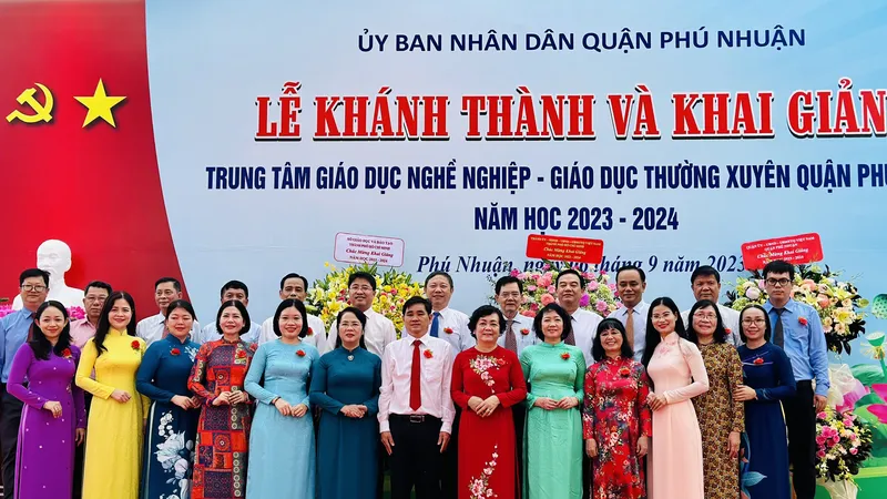 Lãnh đạo TPHCM dự khánh thành và khai giảng tại Trung tâm GDNN-GDTX quận Phú Nhuận. Ảnh CHÍ THẠCH 