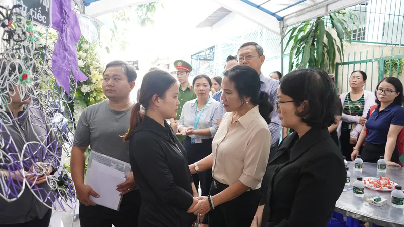 Lãnh đạo quận Gò Vấp thăm hỏi, động viên người thân và gia đình 2 trẻ em tử vong trong vụ cháy