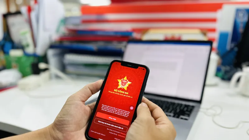 Cảnh giác với người lạ gọi điện kích hoạt dùm định danh điện tử mức 2. Ảnh: TRUNG DŨNG 