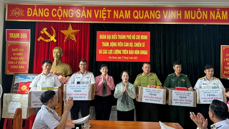 Đoàn công tác TPHCM thăm, tặng quà chiến sĩ ở đảo Hòn Khoai, tỉnh Cà Mau