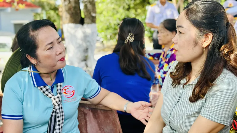Chủ tịch Ủy ban MTTQ Việt Nam TPHCM Trần Kim Yến ân cần thăm hỏi người dân ở đảo Thổ Chu. Ảnh: CHÍ THẠCH