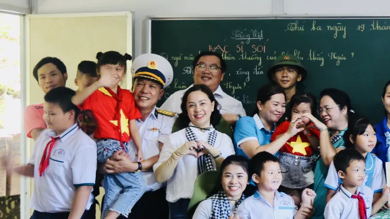 Chủ tịch Ủy ban MTTQ Việt Nam TPHCM Trần Kim Yến thăm tặng quà các em học sinh ở đảo Hòn Chuối, tỉnh Cà Mau. Ảnh: CHÍ THẠCH