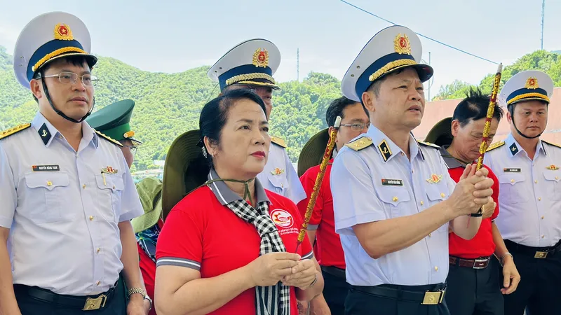Đoàn công tác TPHCM dâng hương, dâng hoa tại Bia tưởng niệm Nam Du, tỉnh Kiên Giang. Ảnh: CHÍ THẠCH