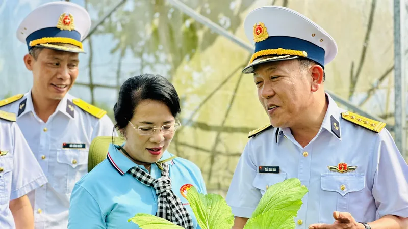 Đoàn công tác TPHCM thăm, tặng quà chiến sĩ và nhân dân trên đảo Hòn Đốc (tỉnh Kiên Giang). Ảnh: CHÍ THẠCH 