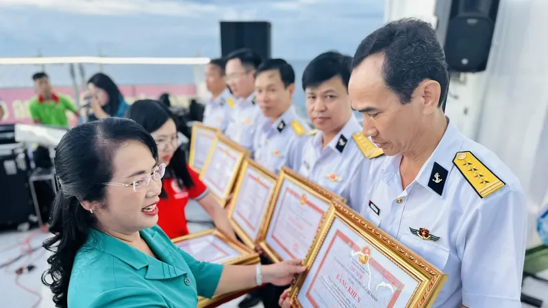Chủ tịch Ủy ban MTTQ Việt Nam TPHCM Trần Kim Yến trao bằng khen cho các đơn vị. Ảnh: CHÍ THẠCH 