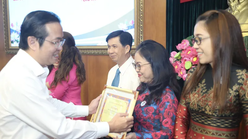 Khen thưởng cá nhân, tổ chức làm tốt công tác đổi mới căn bản, toàn diện GD-ĐT ở quận 10