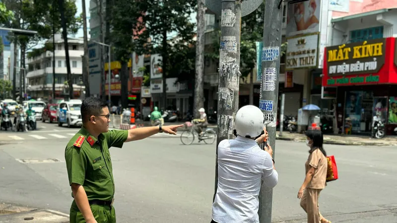 Công an đưa chủ nhà trọ bóc xóa chính những quảng cáo mà người này đã dán