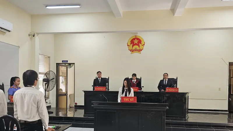Quang cảnh phiên tòa