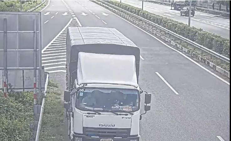 Xử phạt tài xế dùng giẻ che biển số đi lùi trên cao tốc TPHCM – Long Thành - Dầu Giây