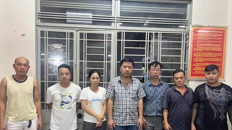 Nhóm đối tượng tại cơ quan công an 