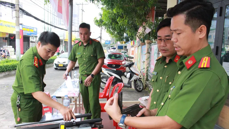 Người dân giao nộp nhiều kiếm, mã tấu, súng