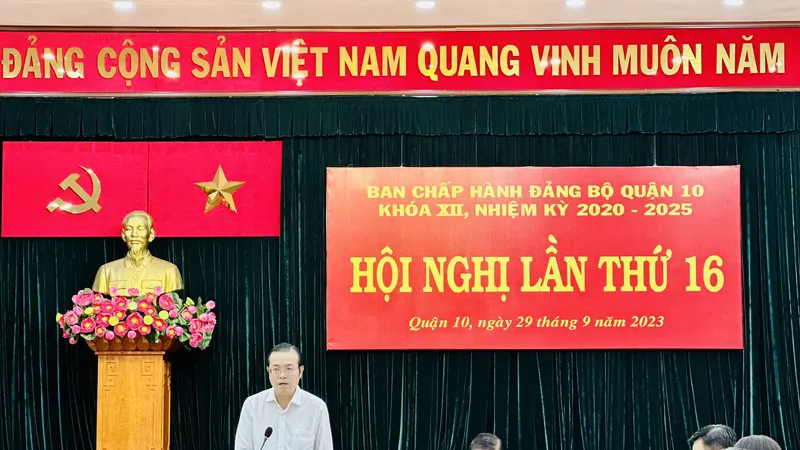 Bí thư Quận ủy quận 10 Lê Văn Minh phát biểu. Ảnh: CHÍ THẠCH