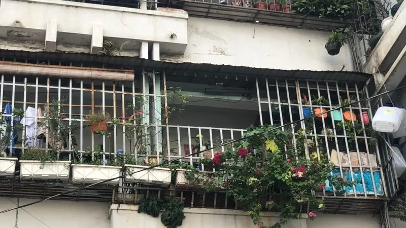 Người dân được cơ quan chức năng tuyên truyền tháo dỡ "chuồng cọp" ở chung cư quận 5