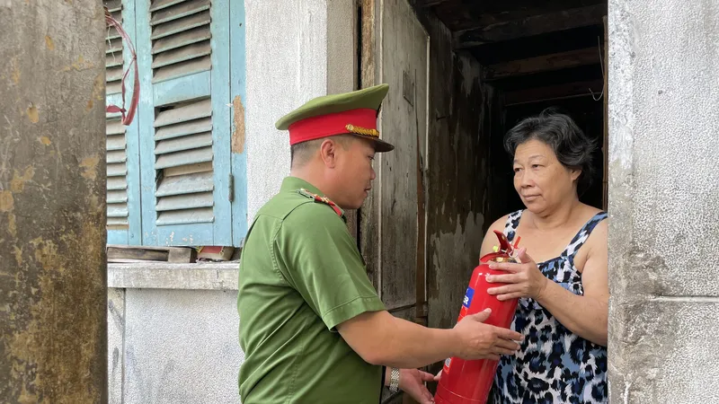 Công an trao tặng bình chữa cháy cho các gia đình 