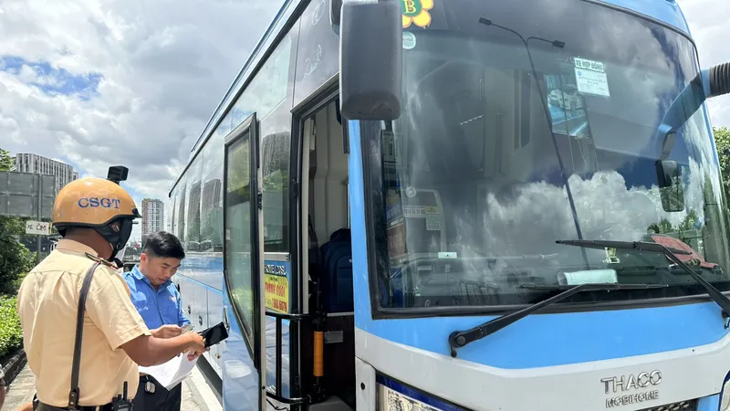 CSGT TPHCM kiểm tra với các xe khách