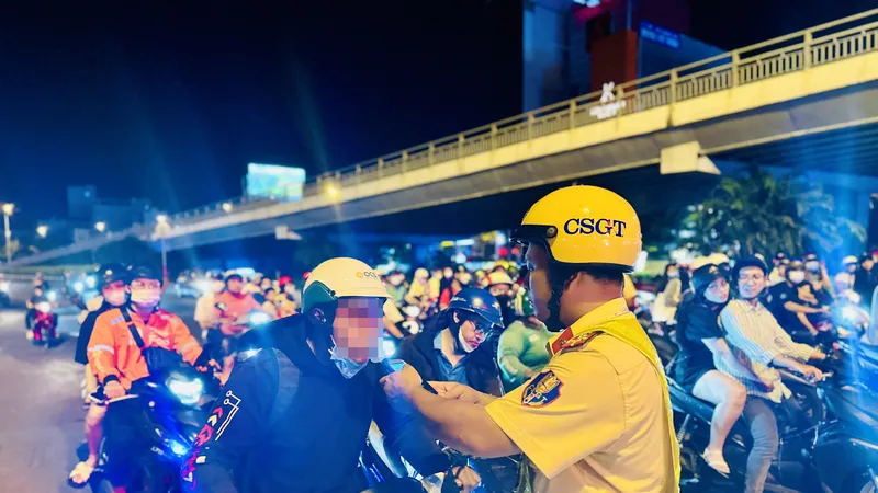 CSGT TPHCM kiểm tra nồng độ cồn với người điều khiển xe máy. Ảnh: CHÍ THẠCH