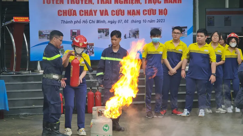 Các em học sinh được trải nghiệm, thực hành phòng cháy chữa cháy và cứu nạn cứu hộ