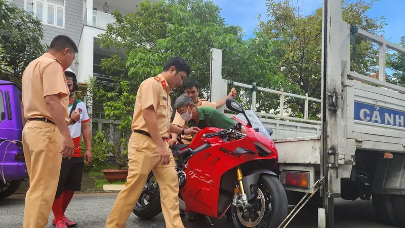 CSGT đưa xe vi phạm về đơn vị để tạm giữ 