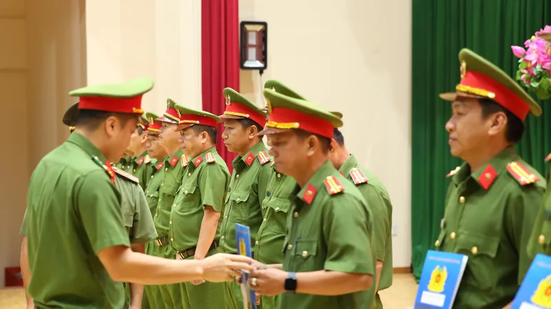 Đại tá Mai Hoàng, Phó Giám đốc Công an TPHCM trao quyết định bổ nhiệm điều tra viên cho các cán bộ chiến sĩ 