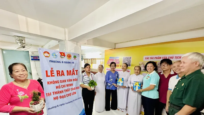 Ra mắt Không gian văn hóa Hồ Chí Minh tại Thánh Thất Cao Đài Họ Đạo Chợ Lớn. Ảnh: CHÍ THẠCH 