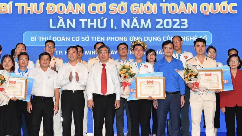 Đồng chí Bùi Quang Huy, Ủy viên dự khuyết Ban Chấp hành Trung ương Đảng, Bí thư Thứ nhất Ban Chấp hành Trung ương Đoàn và đồng chí Nguyễn Phước Lộc, Phó Bí thư Thành ủy TPHCM, Trưởng Ban Tổ chức Thành ủy TPHCM trao giải cho các thí sinh. Ảnh: VIỆT DŨNG
