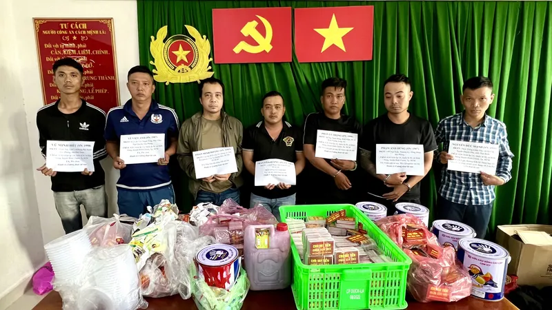 Nhóm đối tượng tại cơ quan công an 