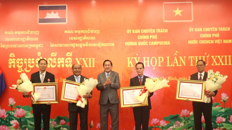 Ủy ban Chuyên trách Chính phủ nước CHXHCN Việt Nam trao Huân chương Hữu nghị, Bằng khen cho các cá nhân, tập thể có nhiều đóng góp tích cực trong phối hợp tìm kiếm, quy tập, hồi hương hài cốt liệt sĩ. Ảnh: THU HOÀI 