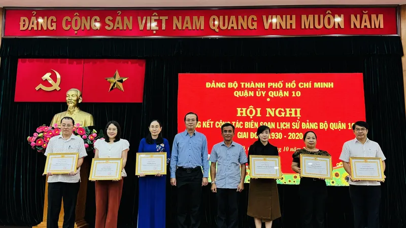 Lãnh đạo quận 10 trao giấy khen cho các tập thể, cá nhân có thành tích xuất sắc. Ảnh: CHÍ THẠCH 