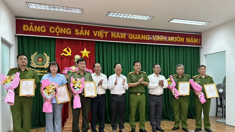 Lãnh đạo huyện Hóc Môn khen thưởng Công an huyện vụ bắt nhóm dùng súng cướp 3,8 tỷ đồng ở ngân hàng. 