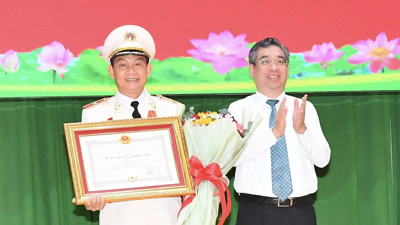 Phó Bí thư Thành ủy TPHCM Nguyễn Phước Lộc trao Huân chương Chiến công hạng Ba cho Thiếu tướng Đinh Thanh Nhàn. Ảnh: VIỆT DŨNG