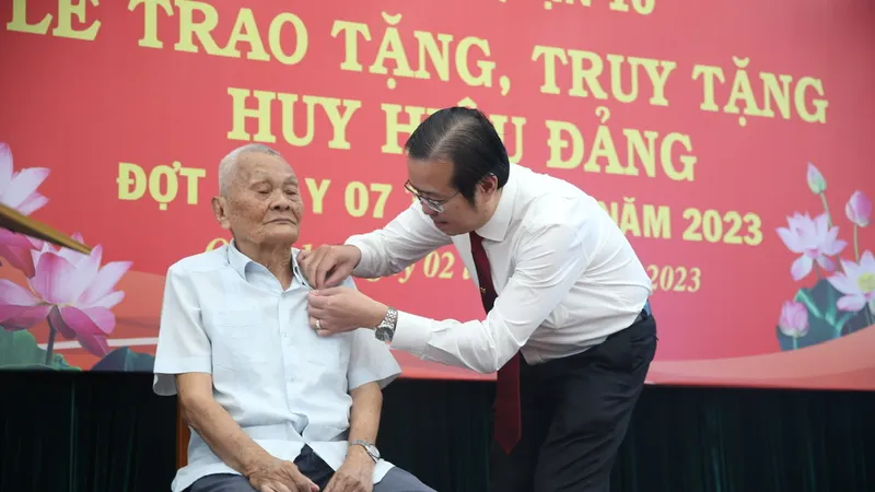 Trao tặng, truy tặng Huy hiệu Đảng đến 87 đảng viên cao tuổi Đảng ở quận 10 