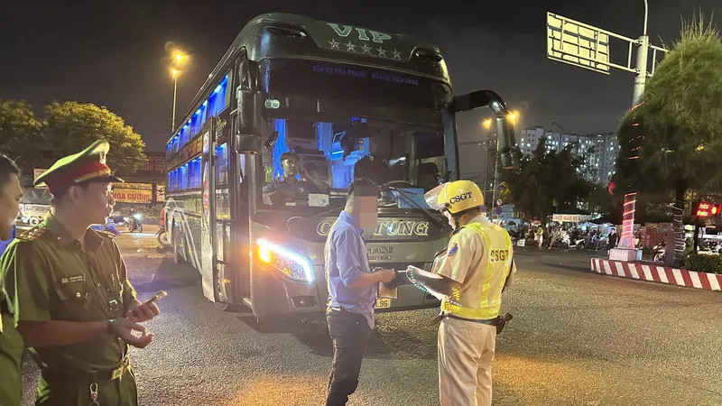 Lực lượng Công an TP Thủ Đức kiểm tra với tài xế khách. Ảnh: CHÍ THẠCH