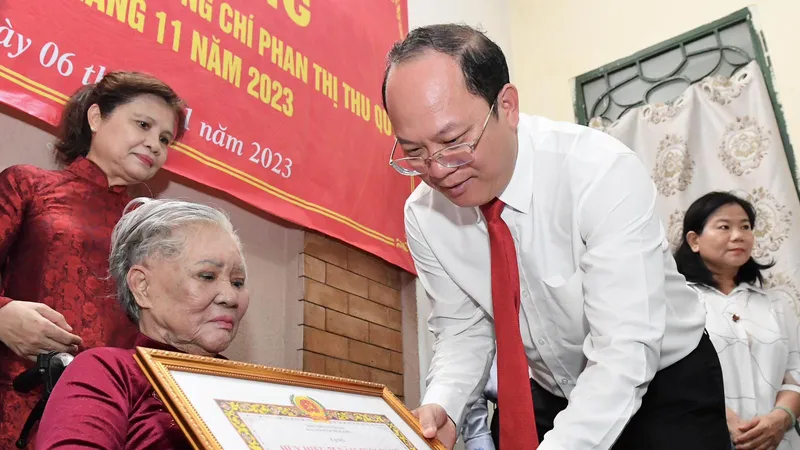Phó Bí thư Thành ủy TPHCM Nguyễn Hồ Hải trao Huy hiệu 75 năm tuổi Đảng cho đồng chí Phan Thị Thu Quỳ. Ảnh: VIỆT DŨNG 