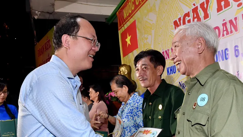 Phó Bí thư Thành ủy TPHCM Nguyễn Hồ Hải trao khen thưởng các hộ gia đình văn hóa tiêu biểu, các gương “Người tốt, việc tốt” năm 2023. Ảnh: VIỆT DŨNG 