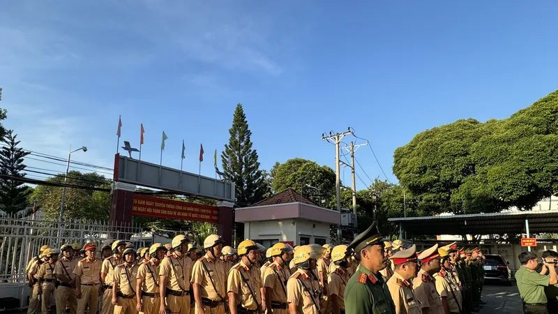 Các đơn vị tại buổi ra quân tổng kiểm tra, kiểm soát người điều khiển phương tiện tham gia giao thông vi phạm nồng độ cồn và chất kích thích ở TP Thủ Đức. Ảnh: CHÍ THẠCH