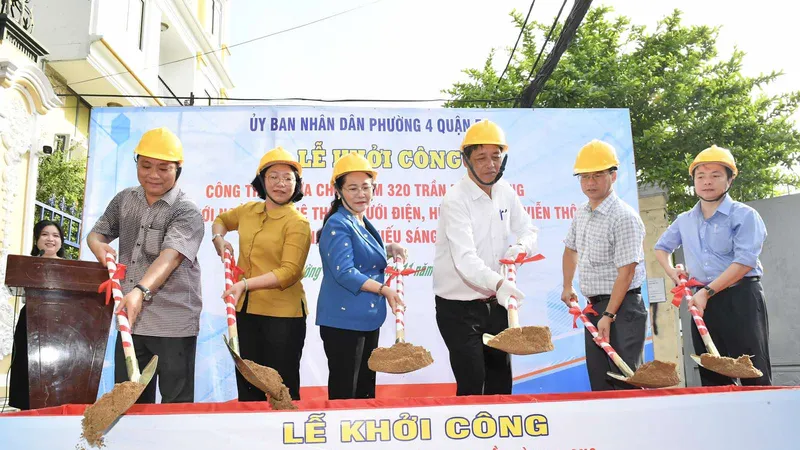 Chủ tịch HĐND TPHCM Nguyễn Thị Lệ cùng lãnh đạo quận 5 khởi công công trình sửa chữa hẻm 320 Trần Bình Trọng. Ảnh: VIỆT DŨNG