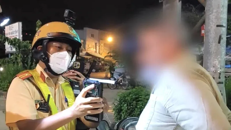Người nước ngoài vi phạm nồng độ cồn. Ảnh: Anh Thư