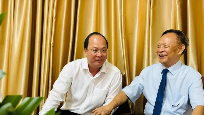 Phó Bí thư Thành ủy TPHCM Nguyễn Hồ Hải thăm, chúc mừng nhà giáo tiêu biểu. Ảnh: CHÍ THẠCH 