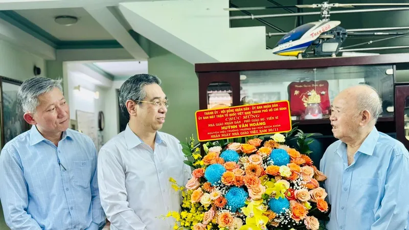 Phó Bí thư Thành ủy TPHCM Nguyễn Phước Lộc thăm, chúc mừng tặng hoa Nhà giáo nhân dân, PGS.TS Huỳnh Văn Hoàng, nguyên Hiệu trưởng Trường Đại học Bách Khoa TPHCM. Ảnh: CHÍ THẠCH
