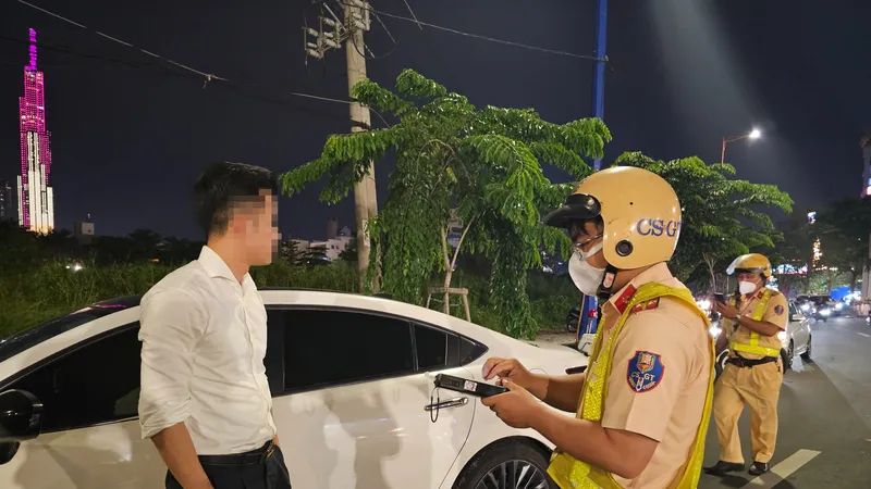 Người đàn ông nói là phóng viên và đưa ra tấm thẻ liên tục nói “Tôi là người của VOV, đây tôi có thẻ thang máy của VOV”.