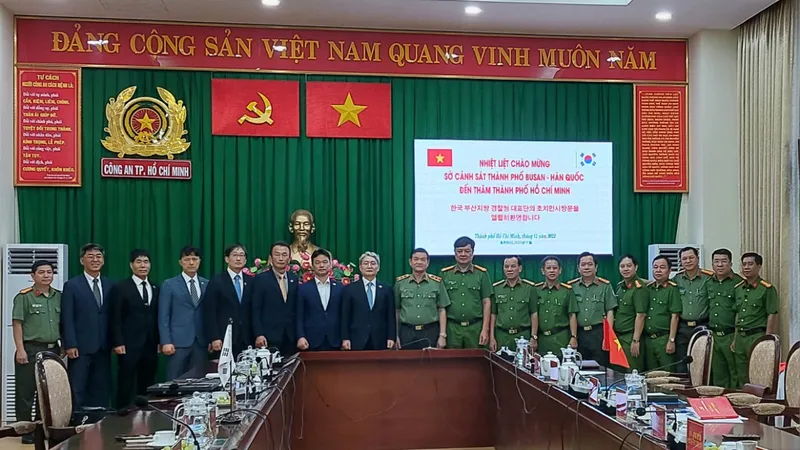 Công an TPHCM cùng Sở Cảnh sát Thành phố Busan (Hàn Quốc) chụp ảnh lưu niệm 