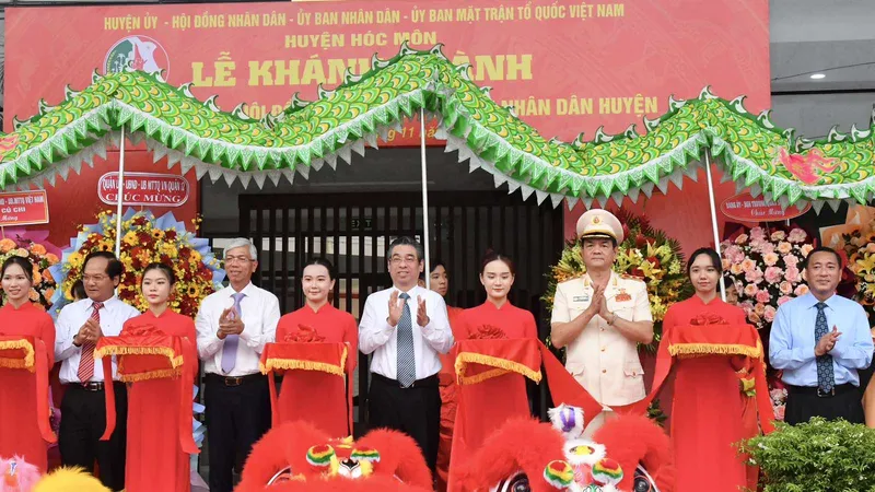Phó Bí thư Thành ủy TPHCM Nguyễn Phước Lộc cùng lãnh đạo TPHCM, huyện Hóc Môn cắt băng khánh thành trụ sở Huyện ủy – HĐND – UBND huyện Hóc Môn. Ảnh: VIỆT DŨNG 