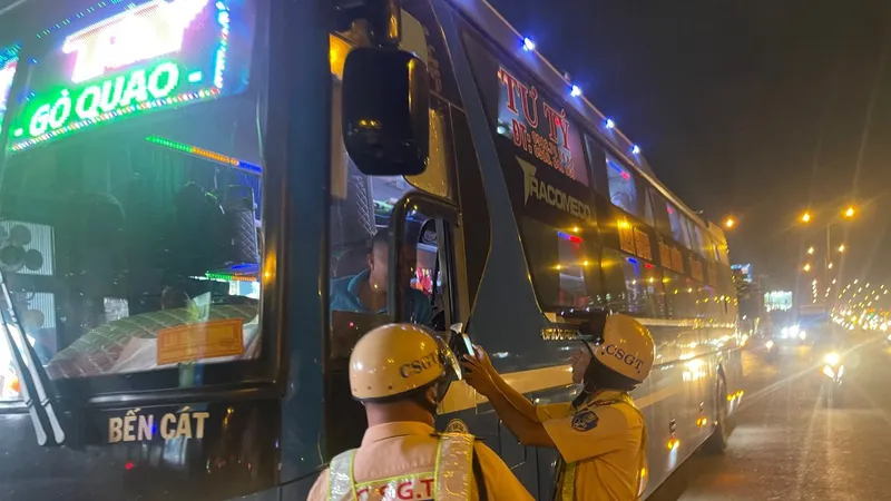 CSGT TPHCM kiểm tra các phương tiện trên tuyến Quốc lộ 1