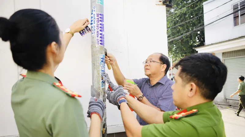 Chủ tịch UBND huyện Hóc Môn cùng người dân "dẹp" quảng cáo bẩn