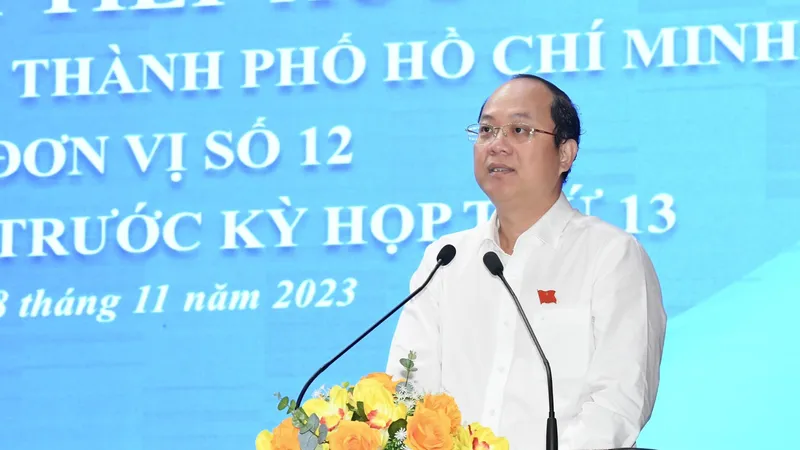 ĐB Nguyễn Hồ Hải trao đổi với cử tri quận 11. Ảnh: VIỆT DŨNG 