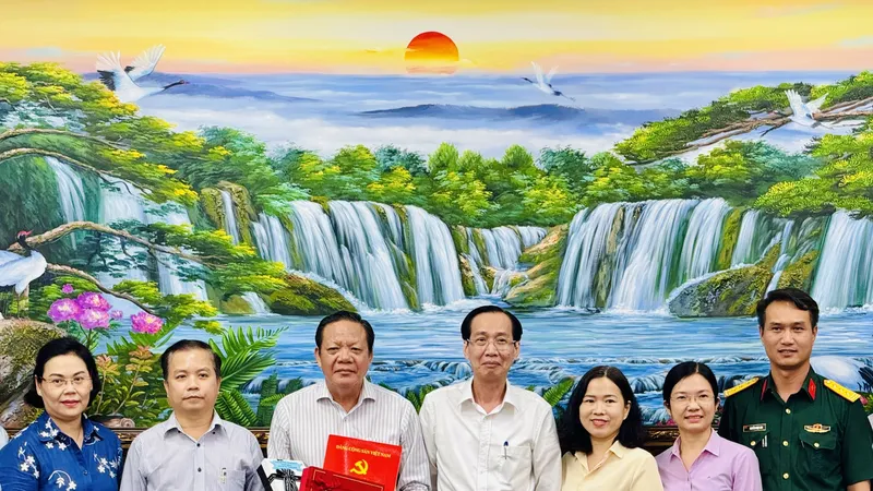 Trưởng Ban Nội chính Thành ủy TPHCM Lê Thanh Liêm trao quyết định về hưu cho đồng chí Ngô Thành Luông. Ảnh: CHÍ THẠCH 