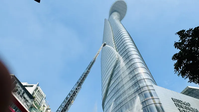Hơn 2.000 người diễn tập chữa cháy ở tòa nhà Bitexco Financial Tower 